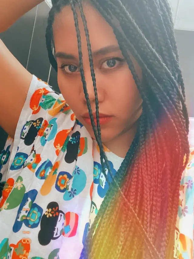 6 Potret Evi Masamba dengan Gaya Rambut Cornrow, Bikin Pangling
