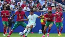 Pemain Prancis Kylian Mbappe mengontrol bola dibayangi pemain Maroko Issa Diop (14) dan Neil El Aynaoui (selama pertandingan perempat final Piala Dunia antara Prancis dan Maroko di Foxborough, Mass., dekat Boston, Kamis, 9 Juli 2026. (AP Photo/Stephanie Scarbrough)