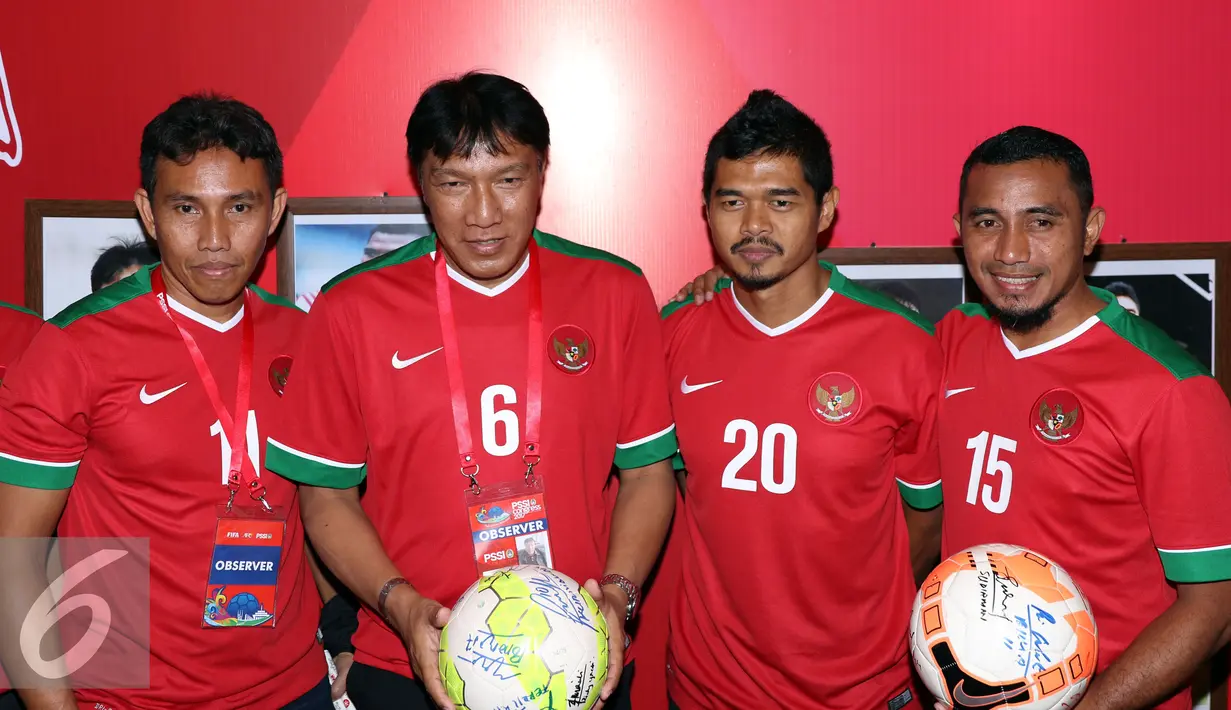Mantan penggawa PSSI dari masa ke masa berfoto bersama di gerai pojok PSSI saat Kongres PSSI 2017, Bandung (8/1). 13 mantan penggawa Timnas Indonesia hadir. (Liputan6.com/Helmi Fithriansyah)