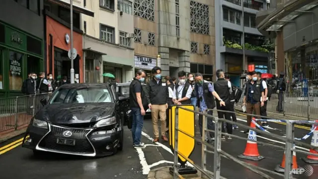 Tiga mobil milik satu geng sedang menunggu di lampu lalu lintas ketika mereka diserang oleh setidaknya delapan penyerang. (Foto: AFP/Peter Parks)