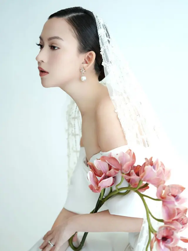 6 Potret Prewedding Karina Nadila Berkonsep Serba Putih, Tampil Elegan