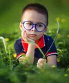 Ilustrasi anak pakai kacamata. (dok. Pixabay.com/LichDinh)