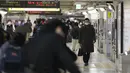 Orang-orang yang mengenakan masker berjalan di Stasiun Nagoya di Nagoya, Jepang, pada 10 Desember 2020. Jepang mengonfirmasi 2.810 kasus harian COVID-19 pada Rabu (9/12) ketika negara itu berjuang untuk meredam lonjakan infeksi terbaru. (Xinhua/Du Xiaoyi)