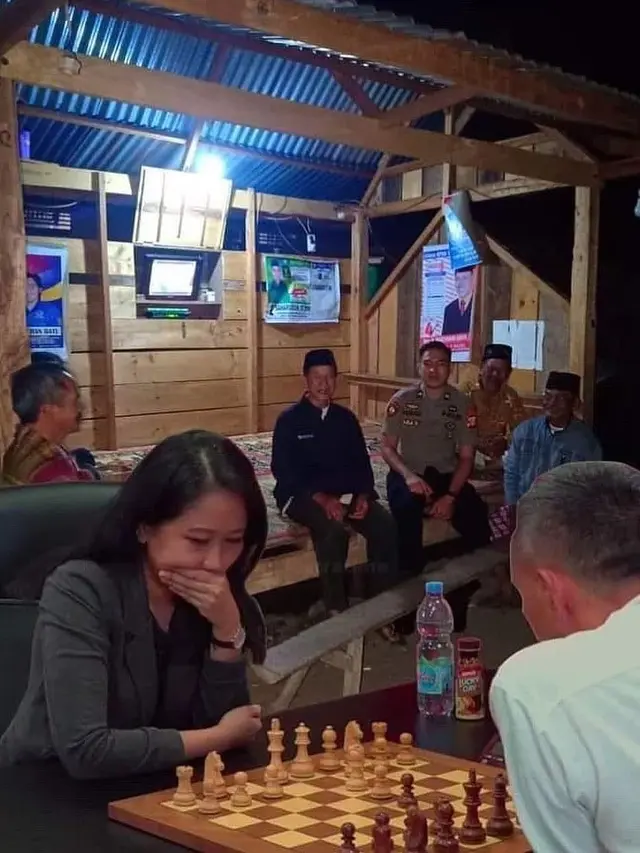 6 Editan Foto Kocak Pertandingan Catur Dewa Kipas Vs GM Irene