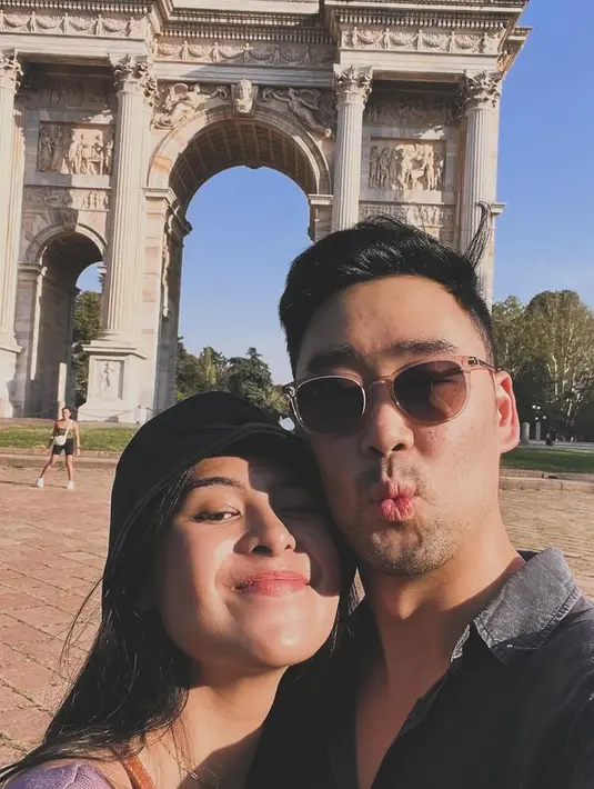 Keduanya juga tampak mengenakan baju santai saat berlibur. Jesse dibalut kemeja hitam, dan Maudy dengan baju ungu serta bucket hat hitam. [@jessechoi_]