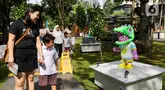 Pengunjung melihat-lihat karya seni instalasi pada pameran Art Jakarta Gardens di Hutan Kota Plataran, Senayan, Jakarta, Rabu (23/4/2025). (Liputan6.com/Herman Zakharia)