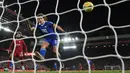Nasib sial Wout Faes kembali menimpanya pada menit ke-45. Niat hati membuang bola tendangan Darwin Nunez yang membentur tiang gawang, pemain berkebangsaan Belgia ini malah menceploskan bola ke gawangnya sendiri. Skor pun berubah menjadi 2-1. (AFP/Oli Scarff)