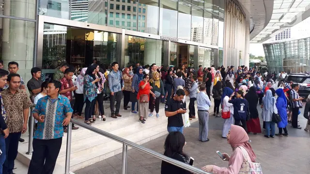 Jakarta Digoyang Gempa, Karyawan Berhamburan
