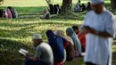 Warga berdoa saat memperingati 15 tahun musibah gempa dan tsunami di Kuburan Massal Siron, Aceh, Kamis (26/12/2019). Pada 26 Desember 2004, gempa magnitudo 9,3 memicu gelombang tsunami setinggi 30 meter dan menewaskan sekitar 170 ribu warga Aceh. (CHAIDEER MAHYUDDIN/AFP)