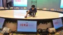 Pekerja menyelesaikan venue ruangan untuk IORA ke-20 di Gedung JCC, Jakarta, Sabtu (4/3). IORA adalah Asosiasi Negara-Negara Lingkar Samudera Pasifik. Jakarta menjadi tuan rumah di tengah Keketuaan Indonesia sejak 2015. (Liputan6.com/Yoppy Renato)
