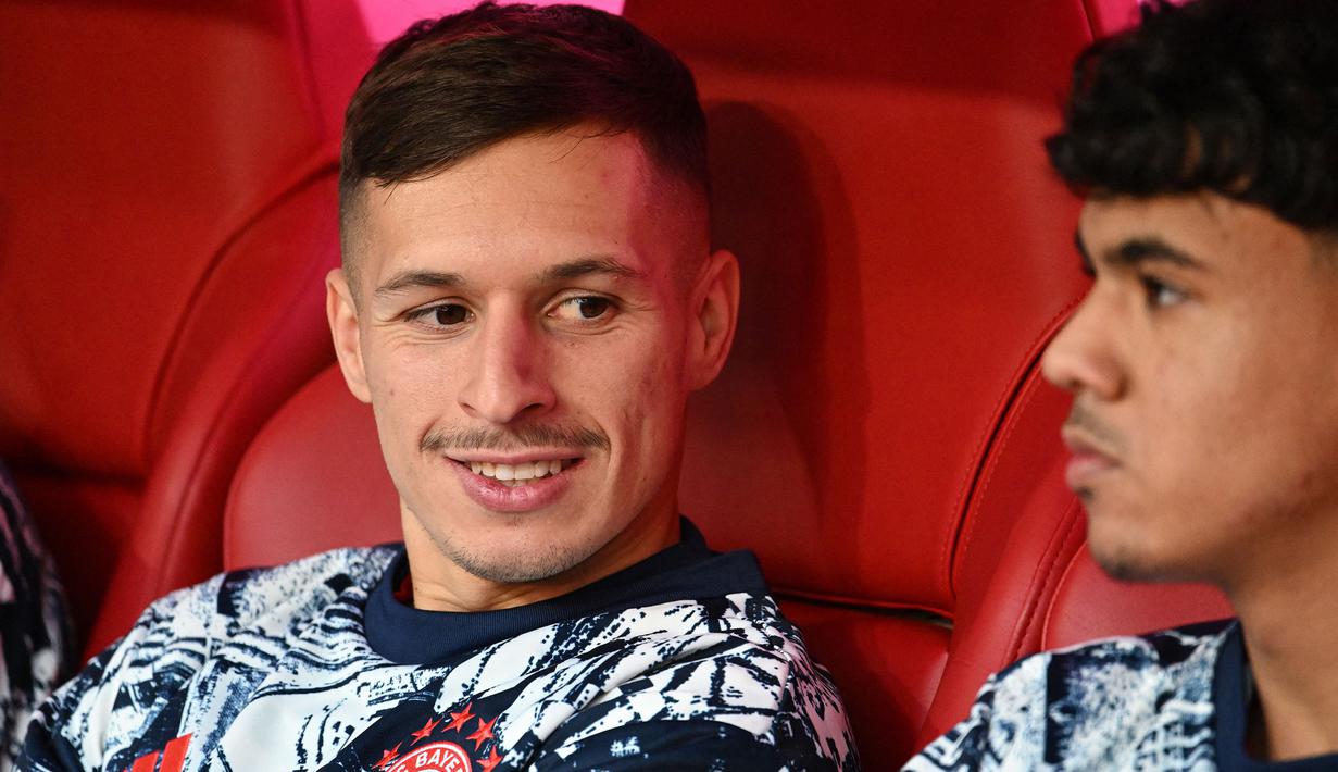 Bryan Zaragoza baru saja didatangkan Bayern Munchen dari Granada pada bursa transfer musim dingin 2023/2024 dengan nilai transfer 13 juta euro yang rencananya baru akan bermain untuk Die Rotten pada awal musim 2024/2025. Namun akibat keadaan darurat dengan cederanya Kingsley Coman, ia akan langsung bermain pada sisa musim ini dengan status pinjaman senilai 4 juta euro. Bersama Granada yang telah dibelanya sejak 2021/2022 ia belum mendapatkan satu pun gelar juara liga. (AFP/Lukas Barth)