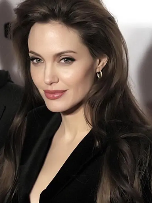 Bukan hanya itu, kebangkrutan yang hampir terjadi pada Angelina Jolie lantaran beberapa judul film yang diproduksinya tidak laris di pasaran. Dan terbilang gagal di ranah Box Office. (Instagram/angelinajolieofficial)