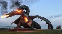 Patung naga berkepala tiga menghembuskan api dari mulut, menjadi ramai di media sosial (Sumber: Park Kudykina Gora/Instagram).