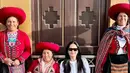Dan setelah keliling di lahan hampir 3.000 hektar itu, diujung jalan keluar, Donna melihat penduduk setempat mengenakan gaun warna-warni. Artis senior yang dikenal awet muda itu terlihat duduk santai bersama Alpaca ladies of cusco. (Liputan6.com/IG/@donnaharunofficial)