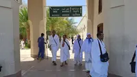 Jemaah haji Indonesia gelombang I mengambil miqat di Bir Ali sebelum ke Makkah untuk umrah. (Nafiysul Qodar/Liputan6.com)
