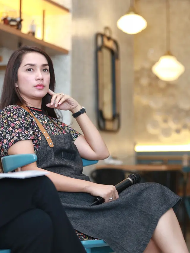 [Bintang] Ussy Sulistiawaty