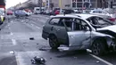 Bangkai mobil Volkswagen yang rusak di Berlin , Jerman, (15/3).Kepolisian Jerman mengatakan bahwa penyebab meledaknya mobil tersebut disebabkan oleh bahan peledak. (REUTERS / Fabrizio Bensch)