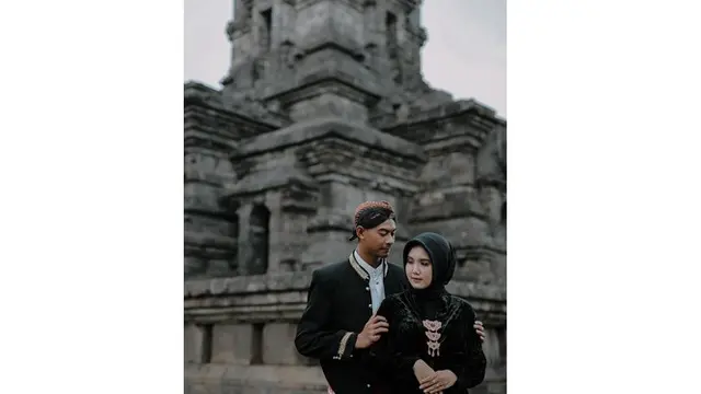 5 Foto Prewedding Satria Tama dan Aisyah, Konsep Vintage dan Adat Jawa