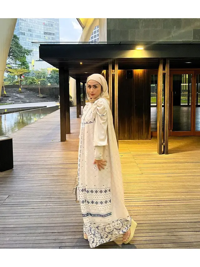 Tampil Menawan, Ini 6 Potret Selvi Kitty Pakai Kerudung saat Bulan Ramadhan