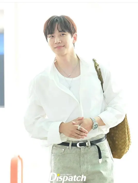 Ia melengkapi tampilannya dengan celana panjang denim mengenakan belt hitam. Dan tak lupa membawa tas di lengannya. [Piaget]