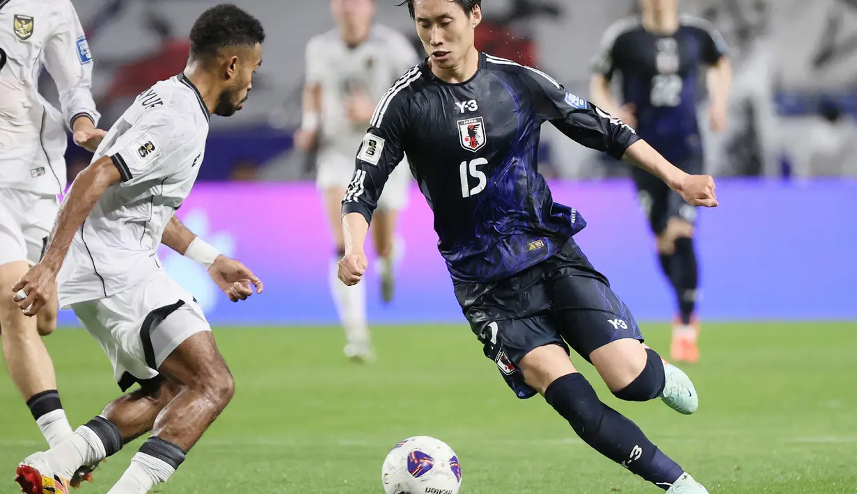 Pemain Timnas Indonesia, Yance Sayuri membayangi pemain Jepang, Daichi Kamada dalam laga terakhir putaran ketiga Grup C Kualifikasi Piala Dunia 2026 di Suita Stadium, Jepang, Selasa (10/06/2025). (AFP/Jiji Press/Str)