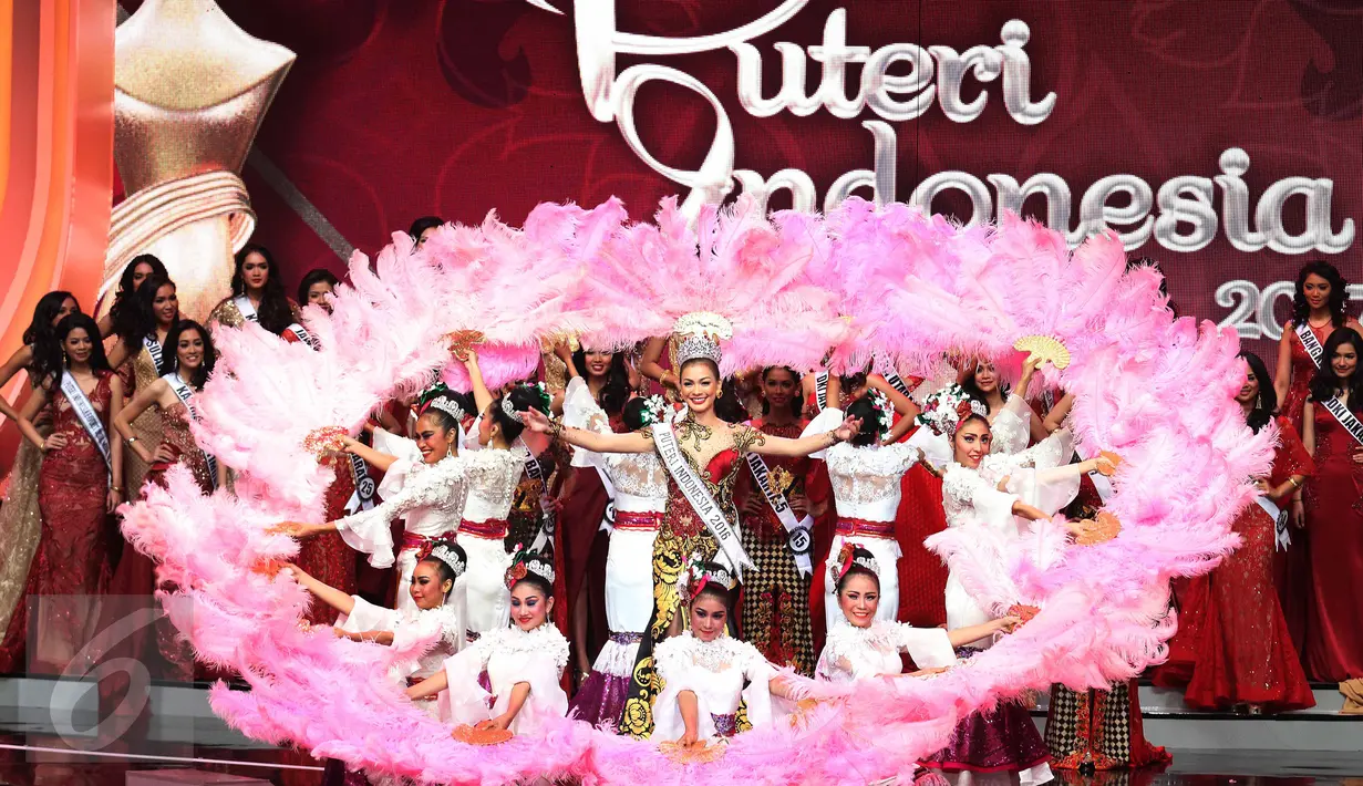 Puteri Indonesia 2016, Kezia Warouw saat hadir dalam Grand Final Putri Indonesia 2017 di JCC, Jakarta, Sabtu (1/3) dini hari. Bunga akan mengikuti ajang Miss Universe, pada 2018. (Liputan6.com/Angga Yuniar)