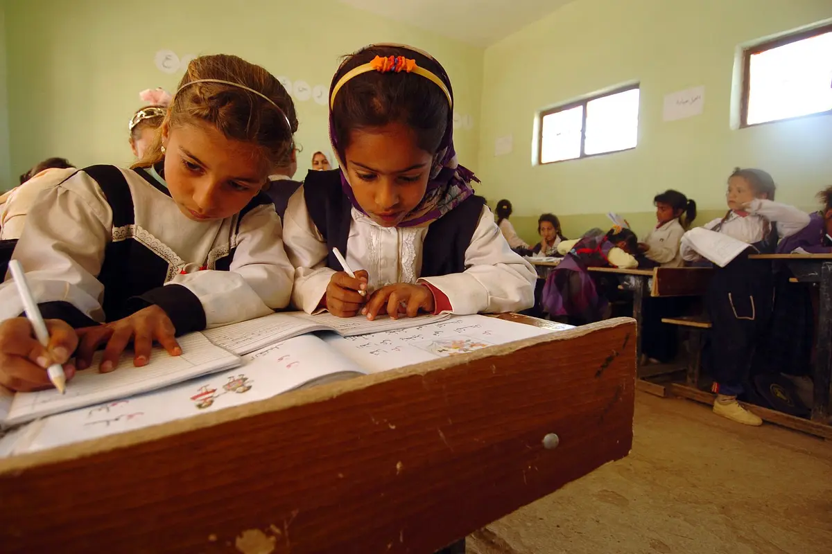 Siswa SD di Iraq dalam Program Sahabat Pena (Dok: Wikipedia/US Navy)