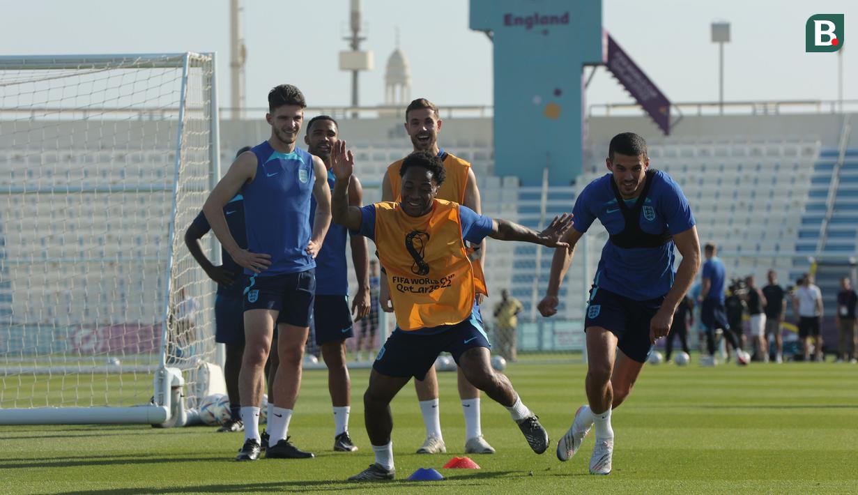 Pemain Inggris, Raheem Sterling (kiri) dan Conor Coady saat sesi latihan Timnas Inggris untuk Piala Dunia 2022 yang berlangsung di Al Wakrah Sports Complex, Qatar, Kamis (24/11/2022). (Bola.com/Ade Yusuf Satria)