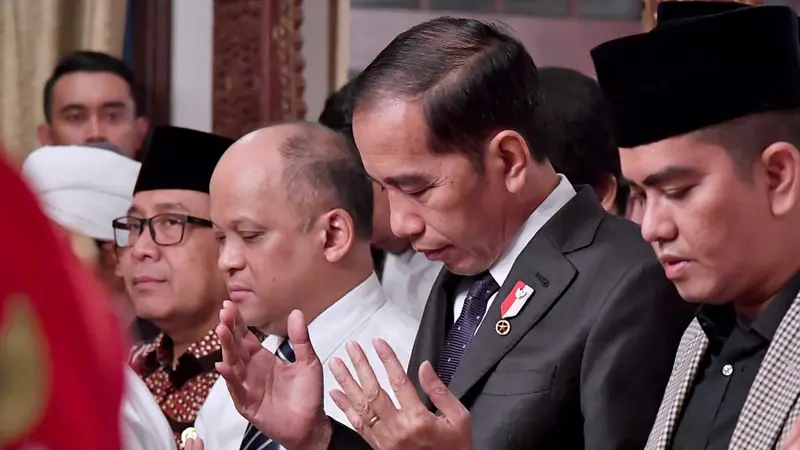 Jokowi Salati Jenazah BJ Habibie di Rumah Duka