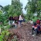 Warga di Dusun Simalegi, Kecamatan Siberut Barat, berlarian mencari tempat yang lebih tinggi. Sampai saat ini mereka masih bertahan dan memilih mengungsi karena gempa terus terjadi. (Liputan6.com/ Novia Harlina)