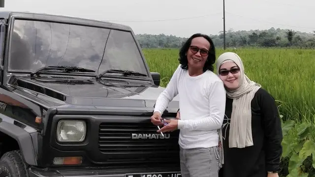 Kembali Dikaruniai Anak di Usia 54 Tahun, Ini 7 Potret Mesra Mandra dan Istri