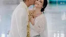 Akad nikah Rendy Kusdiana dan Natasya berlangsung khidmat di salah satu masjid. [Foto: IG/rendykusdianaa].