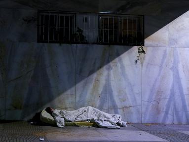 Seorang tunawisma tidur di trotoar di Buenos Aires, Argentina, Rabu dini hari, 13 September 2023. Argentina merupakan salah satu negara dengan tingkat inflasi tertinggi di dunia. (AP Photo/Natacha Pisarenko)