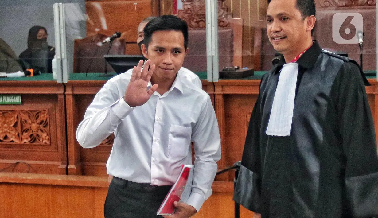 Bharada Richard Eliezer Pudihang Lumiu atau Bharada E (kiri) bersiap menjalani sidang perdana terkait kasus dugaan pembunuhan berencana Brigadir Yosua Hutabarat alias Brigadir J di Pengadilan Negeri Jakarta Selatan, Selasa (18/10/2022). Eliezer didakwa dengan Pasal 340 KUHP Juncto Pasal 55 Ayat 1 ke 1 Subsider Pasal 338 KUHP Juncto Pasal 54 Ayat 1 ke 1. (Liputan6.com/Angga Yuniar)