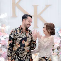 Kemudian ia mengganti robe tersebut dengan kebaya modern bernuansa nude dari Red Berry Wedding. [Instagram/windrafotografi].