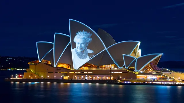 Layar Sydney Opera House diterangi dengan potret Ratu Elizabeth II