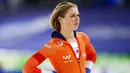 Atlet asal Belanda, Jutta Leerdam, usai beraksi pada nomor 1000 m putri di Kejuaraan Dunia Speed Skating di Thialf ice arena, Heerenveen, Belanda, Minggu (24/1/2021). (AP/Peter Dejong)
