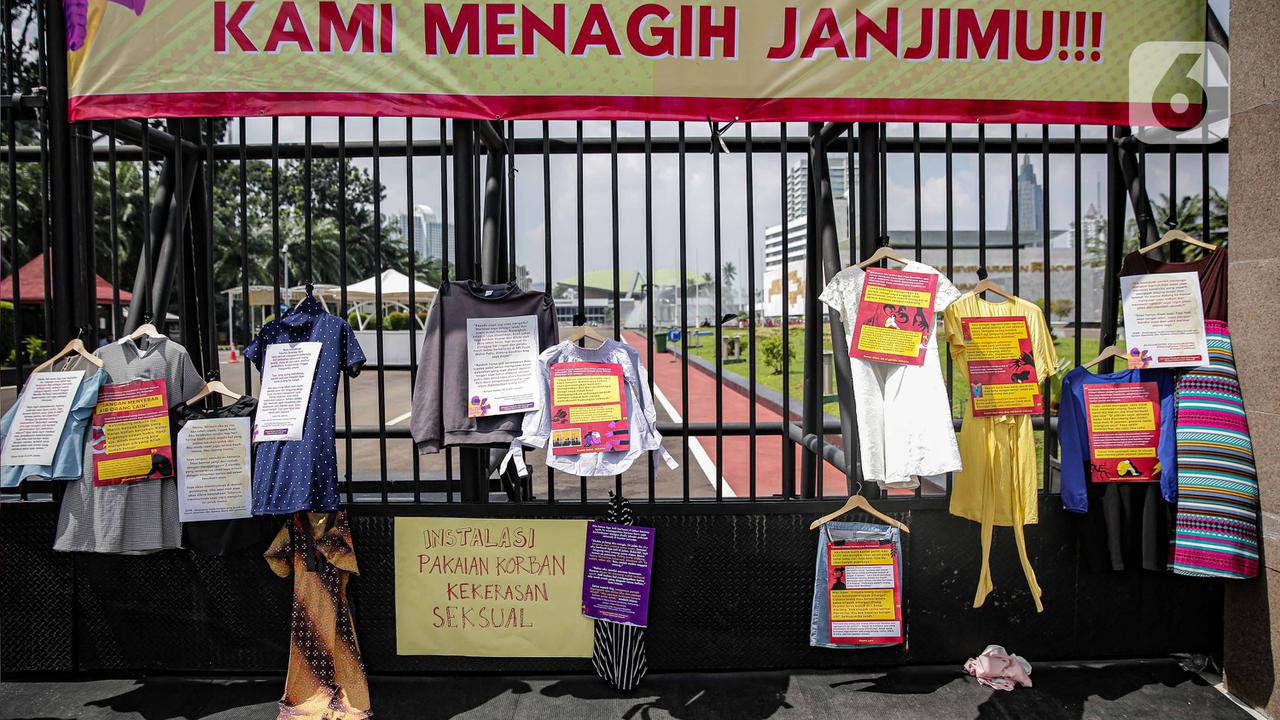 Aksi Puluhan Perempuan Geruduk Gedung DPR