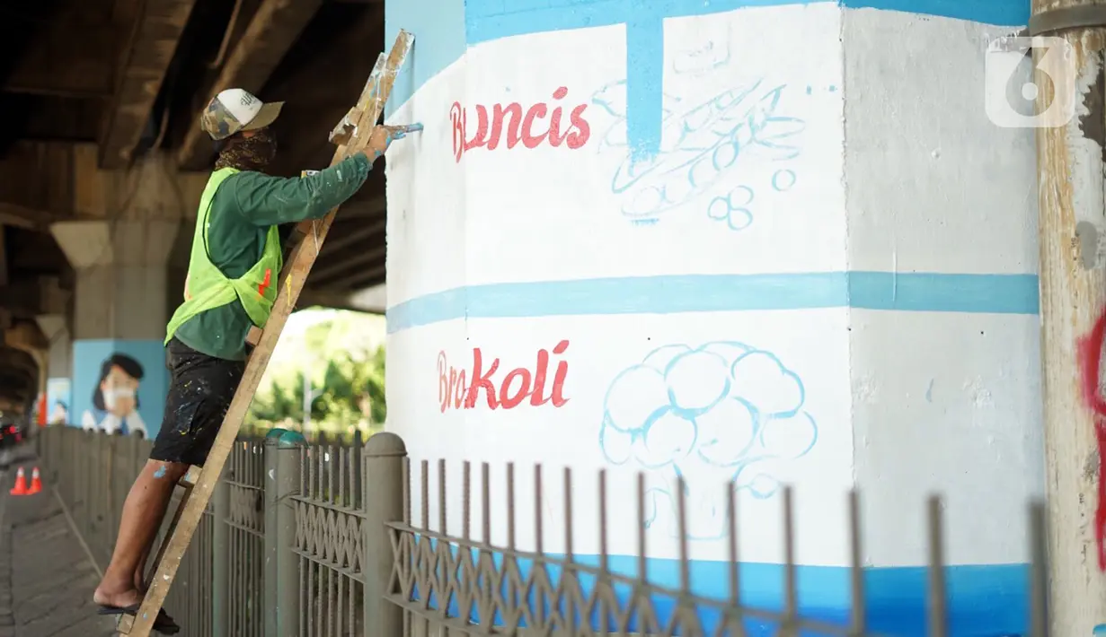 Pekerja seni membuat mural bertema Covid-19 pada pilar Jalan Tol Ir. Wiyoto Wiyono di kawasan Cempaka Putih, Jakarta, Rabu (2/12/2020). Pembuatan mural pada 100 pilar tersebut bertujuan untuk menghiasi kolong tol agar lebih berwarna. (Liputan6.com/Immanuel Antonius)