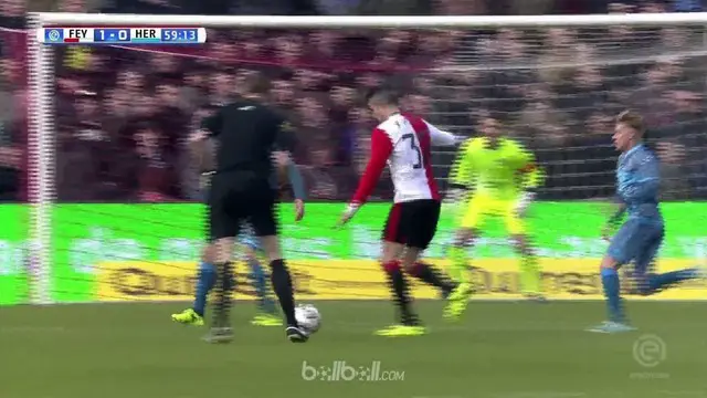 Robin van Persie menandai kiprahnya sebagai starter bersama Feyenoord dengan memberi kemenangan 1-0 juara bertahan Liga Belanda at...