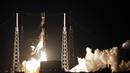 Roket Falcon 9 lepas landas dari Space Launch Complex 40 di Florida's Cape Canaveral Air Force Station, Amerika Serikat, Kamis (23/5/2019). SpaceX meluncurkan satelit Starlink ke orbit setelah batal melakukannya pada minggu lalu lantaran gangguan angin kencang. (AP Foto John Raoux)