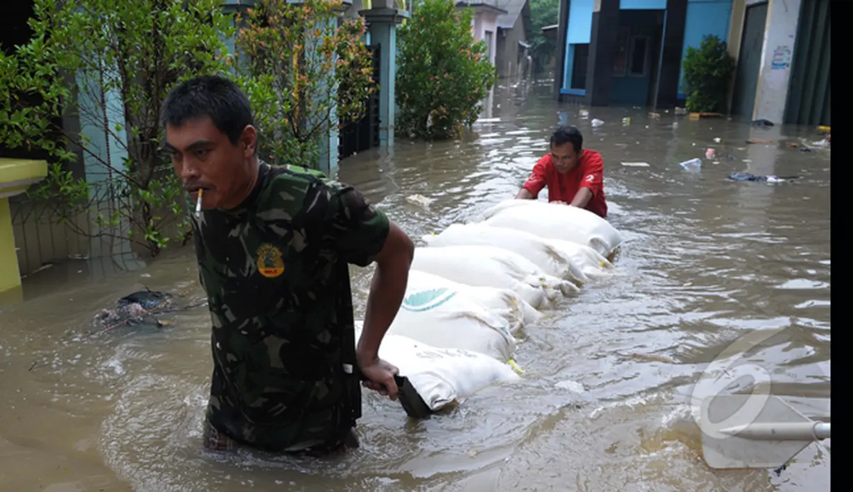 Beberapa warga memindahkan bahan baku pembuatan oncom, di Kampung Candulan, Gondrong Petir, Cipondoh‎, Kota Tangerang, Banten, Jum'at (23/01/2015). (Liputan6.com/Andrian M Tunay)