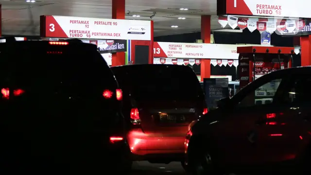 FOTO: Antrean Kendaraan Jelang Kenaikan Harga Pertamax
