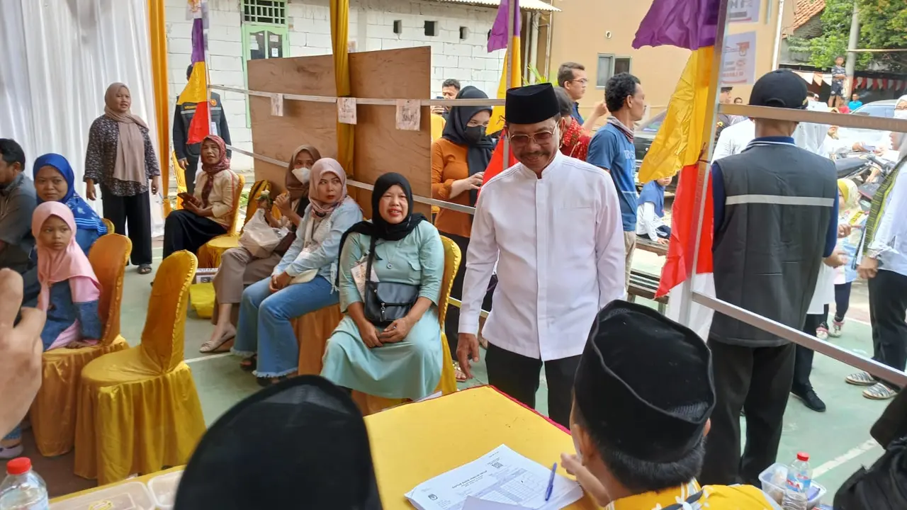 Calon Wali Kota Tangerang, Sachrudin usai menggunakan suaranya di TPS 18, di Kelurahan Poris Plawad Utara, Kecamatan Cipondoh, pada Rabu (27/11/2024).