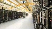 Seorang teknisi melakukan perawatan pada rig pertambangan dari komputer super di dalam pabrik bitcoin 'Genesis Farming' di dekat Reykjavik, Islandia (16/3). (AFP Photo/Halldor Kolbeins)