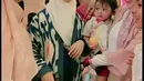 Fairuz bersama dua anaknya saat bertemu dengan kakak Ria Ricis, Okie Setiana Dewi dan Shindy. Oki yang juga seorang pendakwah juga memimpin baca doa untuk keponakannya. [Instagram/fairuzarafiq]