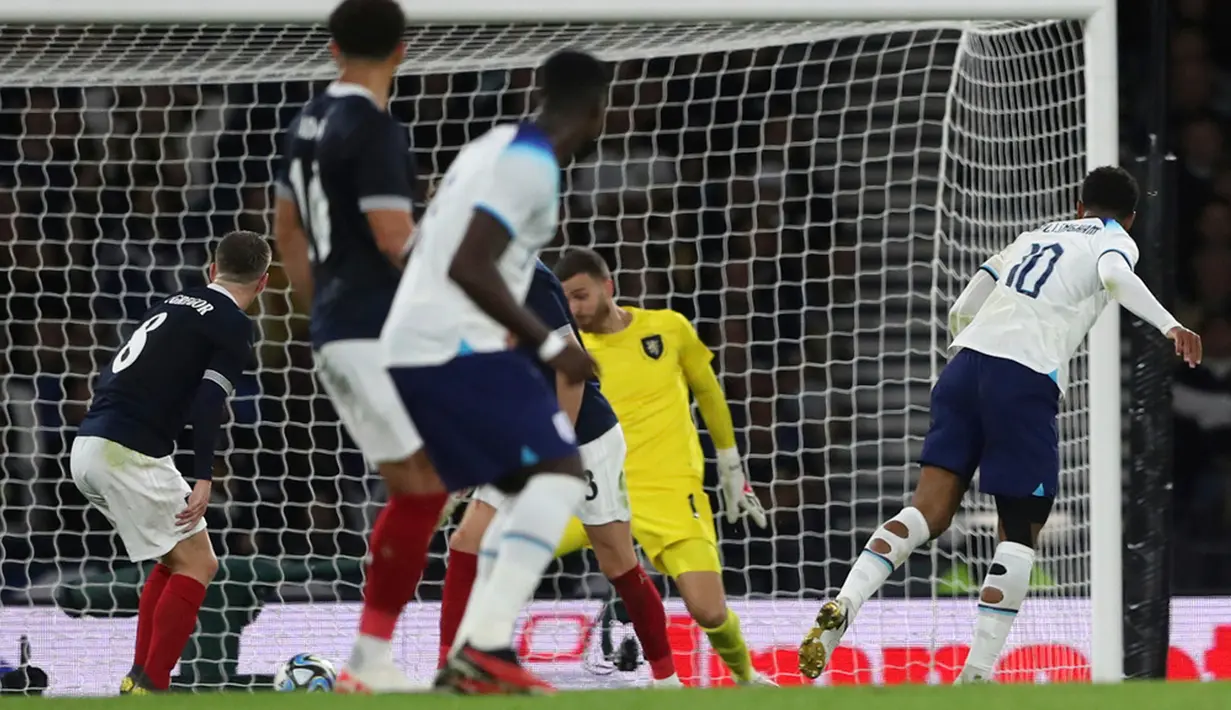 Hanya berselang tiga menit kemudian, Bellingham sukses menggandakan keunggulan Inggris usai memanfaatkan kesalahan yang dilakukan kapten Skotlandia, Andy Robertson. (AP Photo/Scott Heppell)