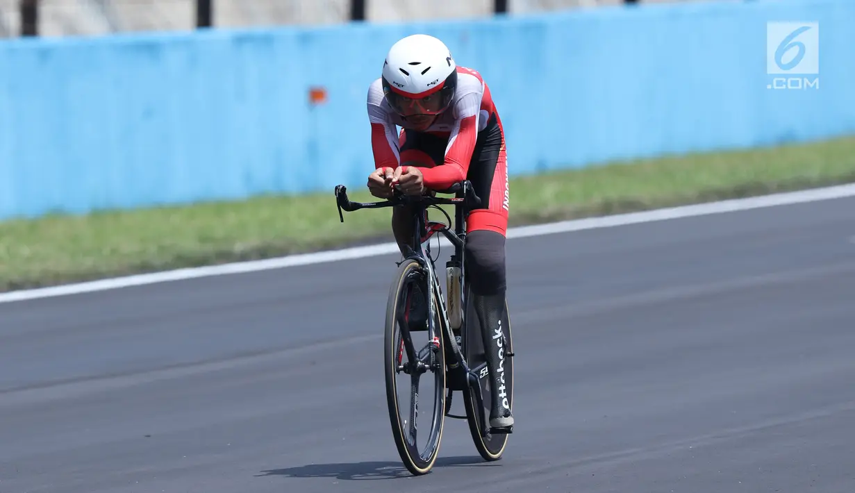 Atlet ParaCycling, M Fadli Immamuddin saat laga di nomor Individual Time Trial C4 Asian Para Games 2018 di Sirkuit Sentul Bogor, Senin (8/10). M Fadli menyelesaikan lima putaran lomba dengan waktu 28 menit 21,835 detik. (Liputan6.com/Helmi Fithriansyah)