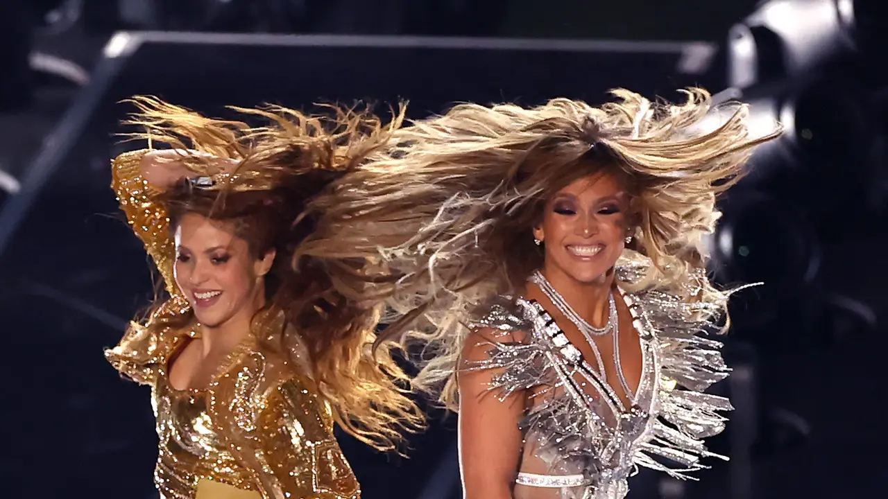 Jennifer Lopez dan Shakira Panaskan Panggung Super Bowl