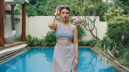 Dalam liburannya kali ini ia pilih Pulau Lombok sebagai destinasi wisatanya. Saat berada di pantai, ia pun mencoba sensari naik kuda. Sambil mengenakan dress berwarna merah muda, penampilannya dipuji bak Princess. (Liputan6.com/IG/cassandraslee)